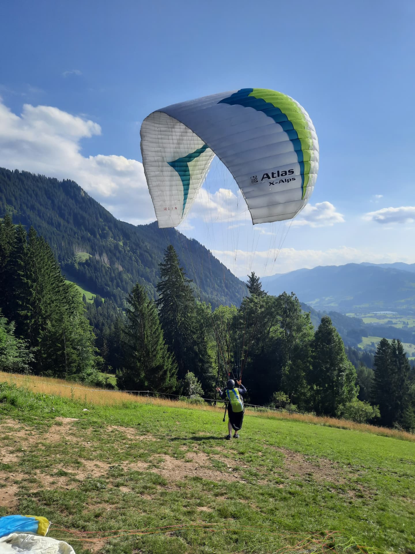Wouter start met paragliden vanaf een bergweide